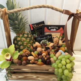 Съедобный букет 190. Букет из фруктов и орехов в деревянном ящике