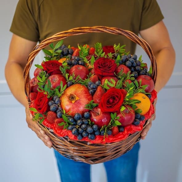 Sedobnyj-buket-286.-Bolshaya-korzina-s-tsvetami-i-fruktami-v-podarok.jpg